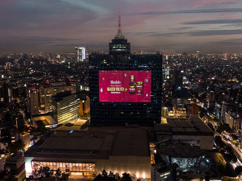 modelo-noche-especial-alumbra-el-wtc-para-que-estes-mas-cerca-de-los-que-quieres