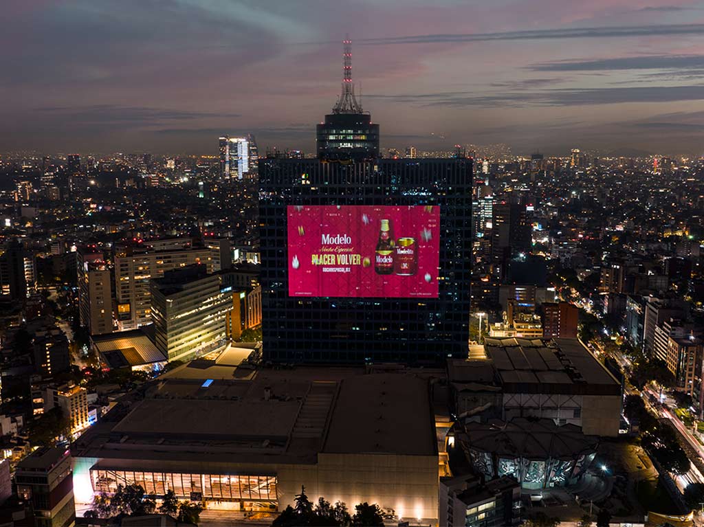 Modelo Noche Especial: Alumbra el WTC para que estés más cerca de los que quieres