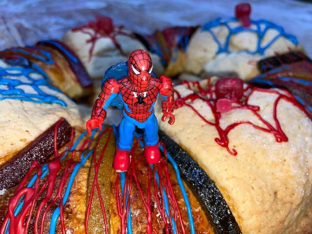 Rosca de Reyes de Spiderman muñeco