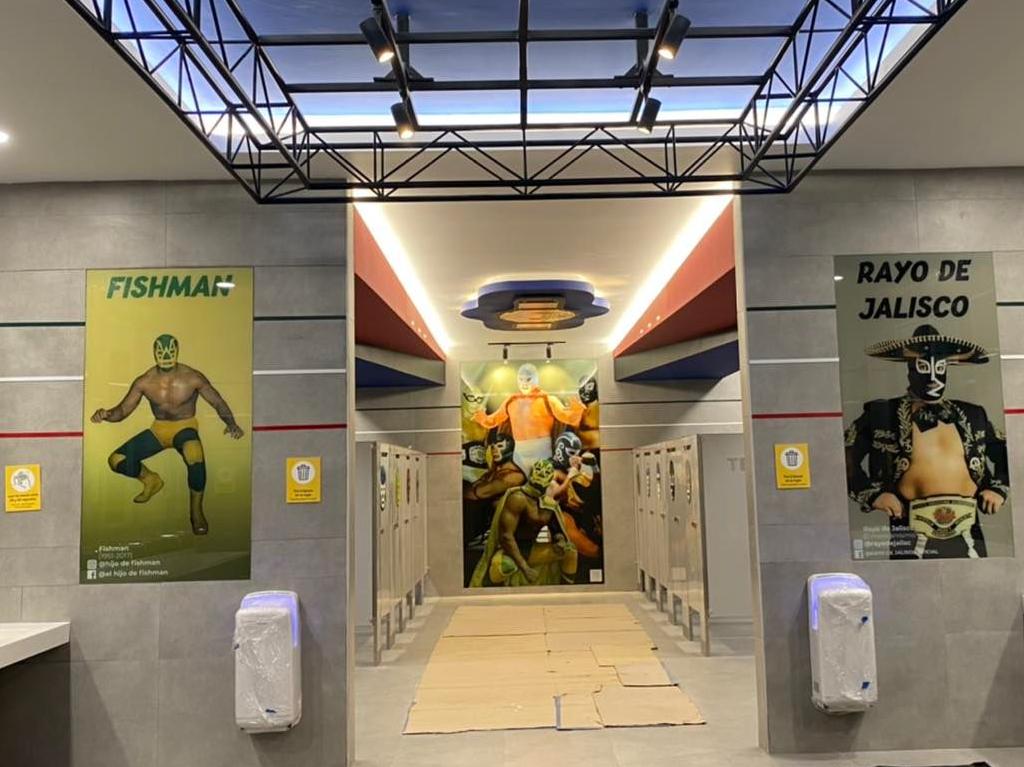 Sorprende Aeropuerto de Santa Lucia con baños temáticos de lucha libre