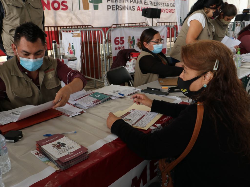 Anuncia AMLO adelanto en pensiones y becas de Bienestar