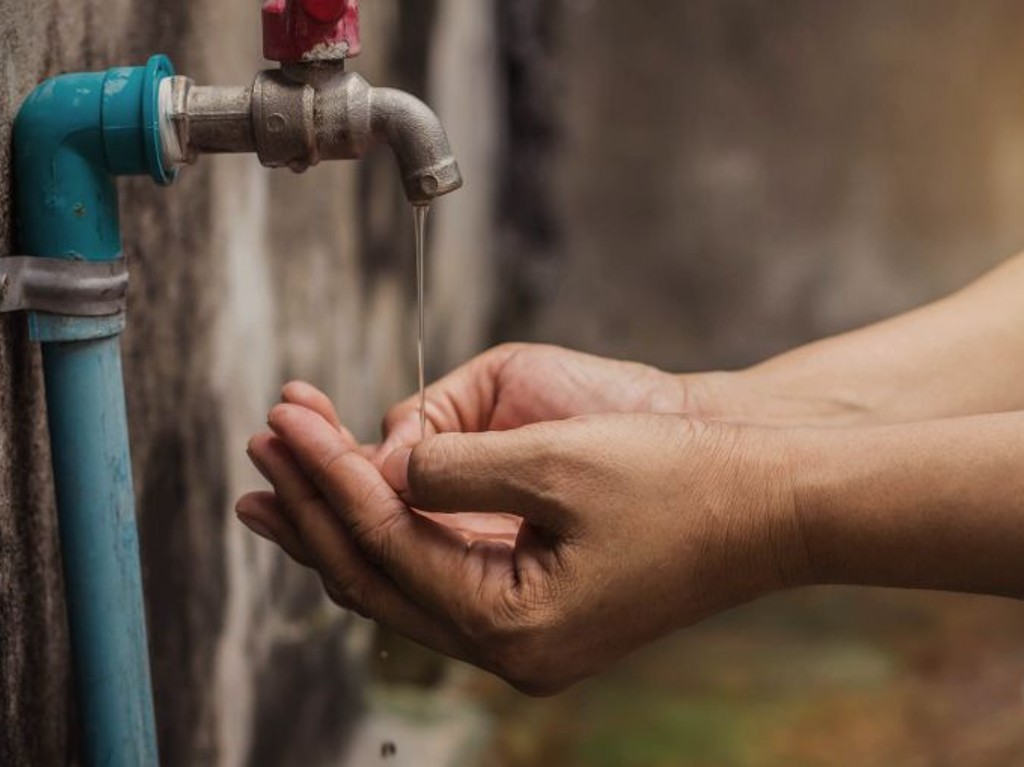 Aumenta la polémica por supuesto aumento del 35% en costo del agua manos