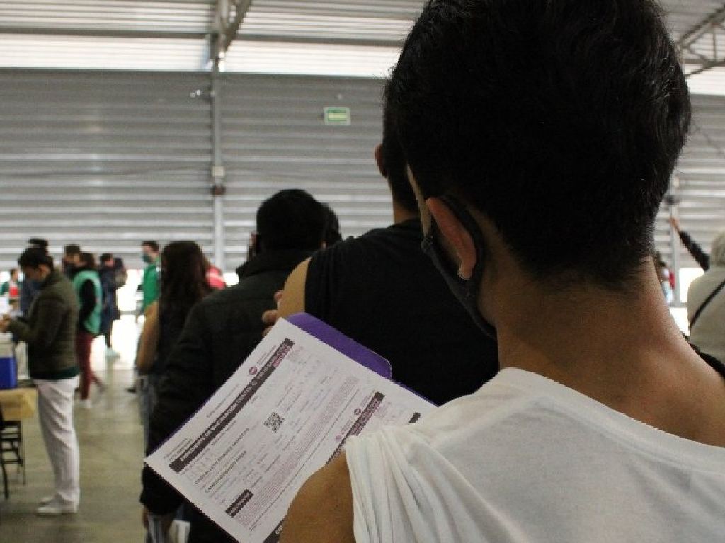 Nuevas sedes y fechas para vacunación a rezagados en CDMX fila