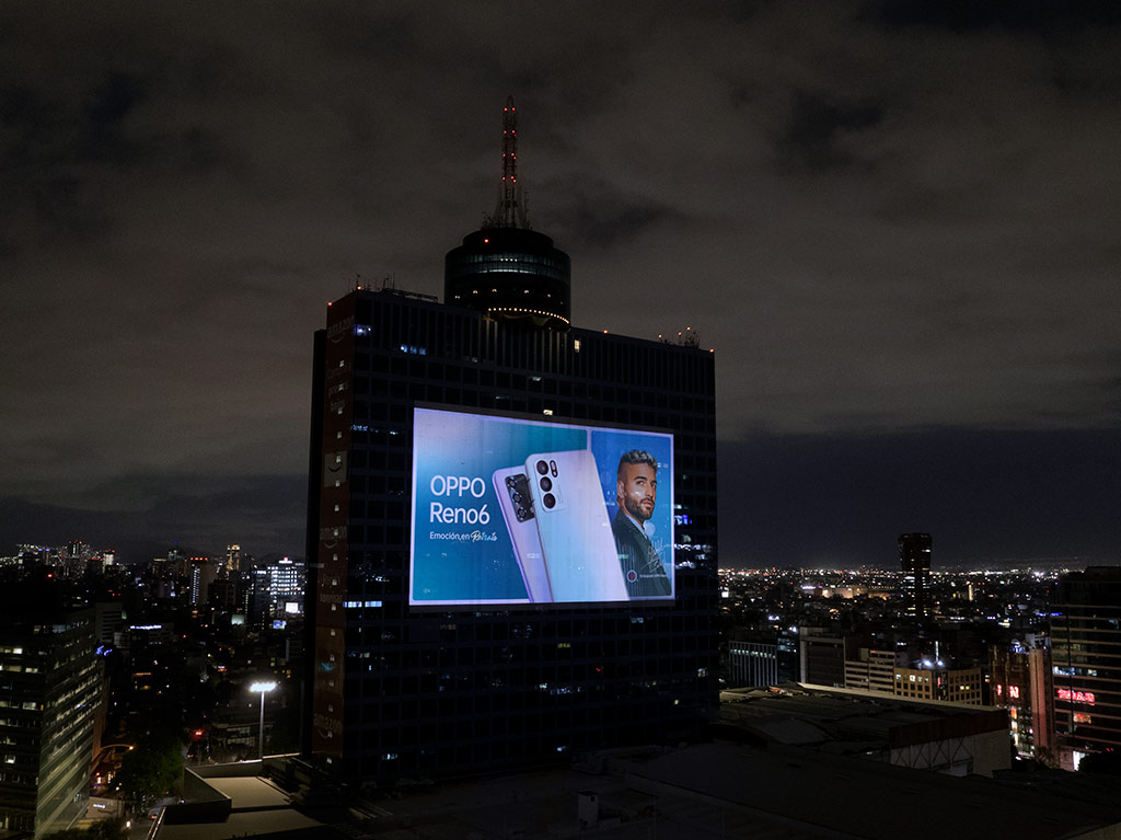 OPPO celebró el cumpleaños de Maluma iluminando el World Trade Center de la CDMX
