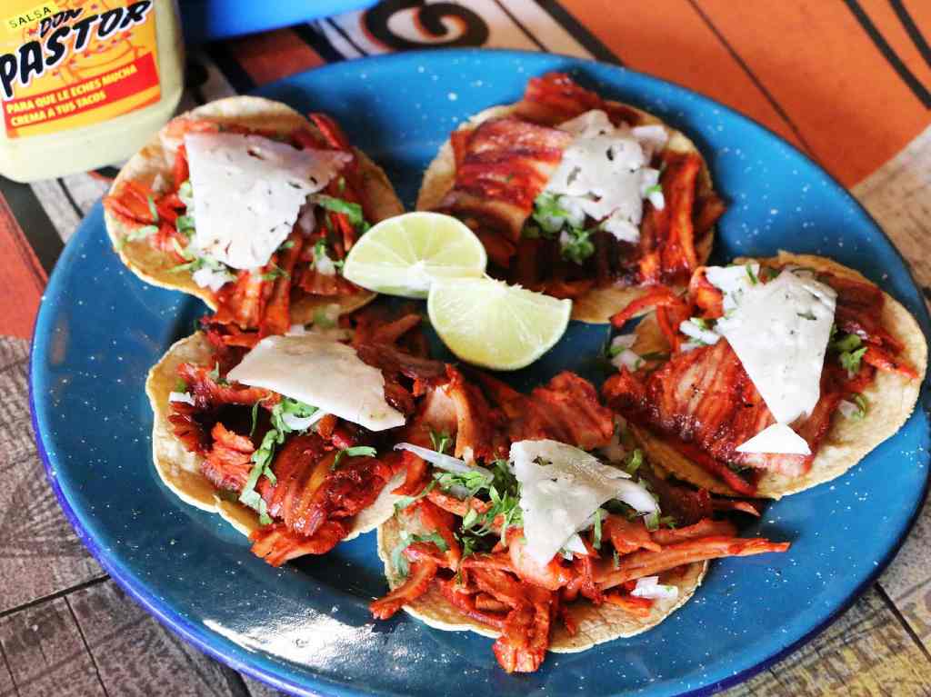 taqueria-inspirada-en-el-metro-de-la-cdmx-tacos-al-pasto