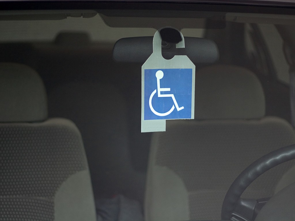 Te contamos como sacar las placas para discapacitados paso a paso auto