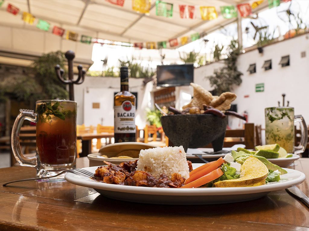 cantineando-con-bacardi-la-opera-y-la-coyoacana-ideales-para-ir-con-tu-pareja-o-amigos