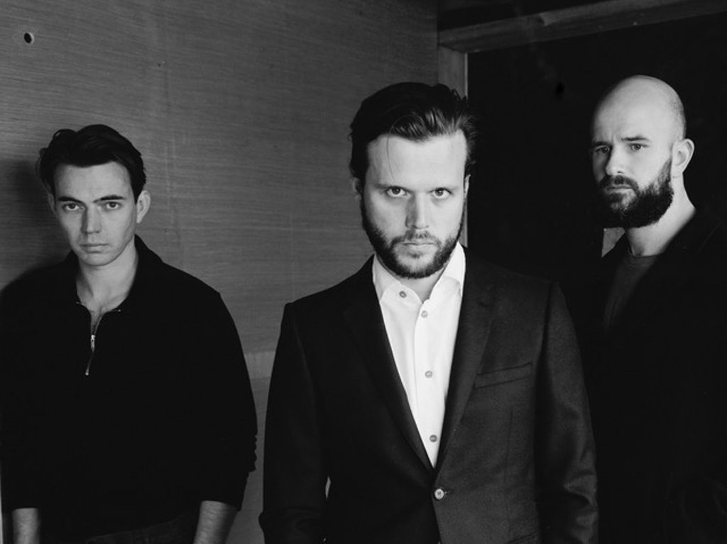 Entrevista con White Lies sobre As I Try Not To Fall Apart