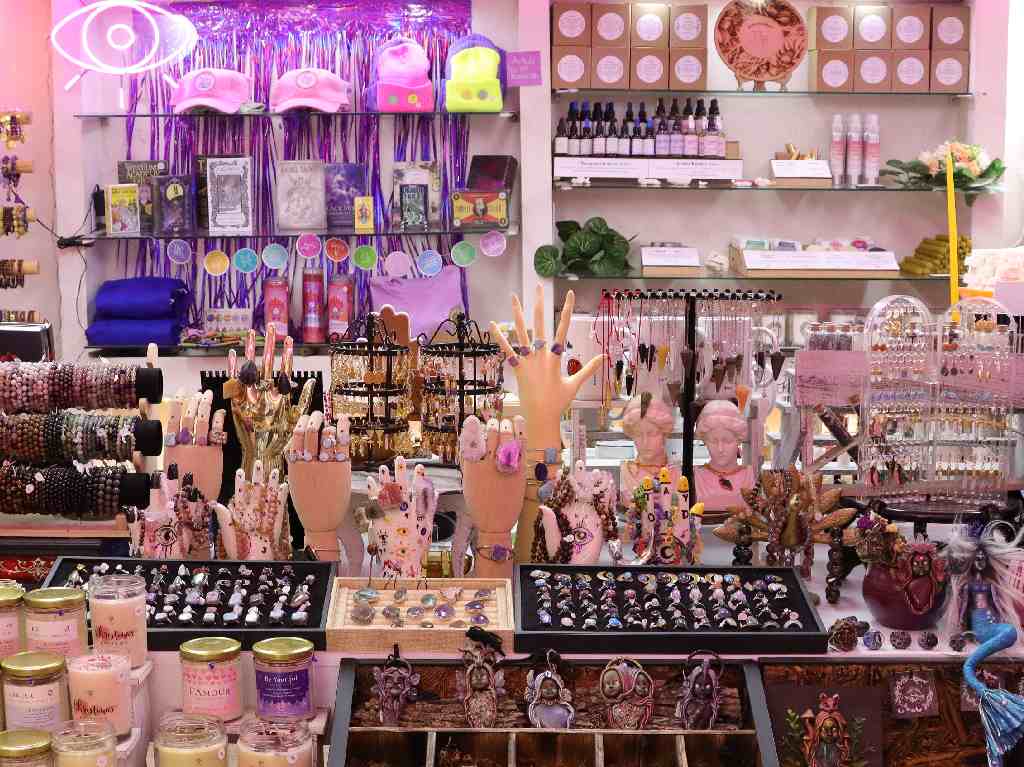 Makia Cuarzos, la tienda que llena de magia el corazón de la Roma