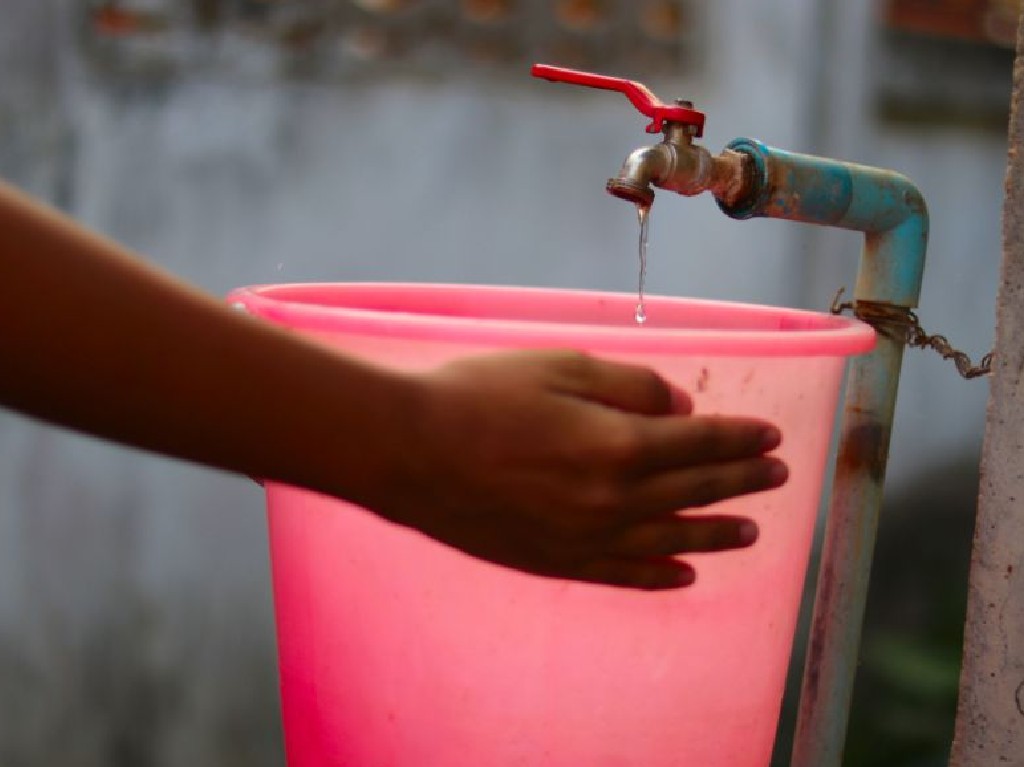 ¿Necesitas cambiar el nombre en recibo del agua? Te decimos cómo cubeta