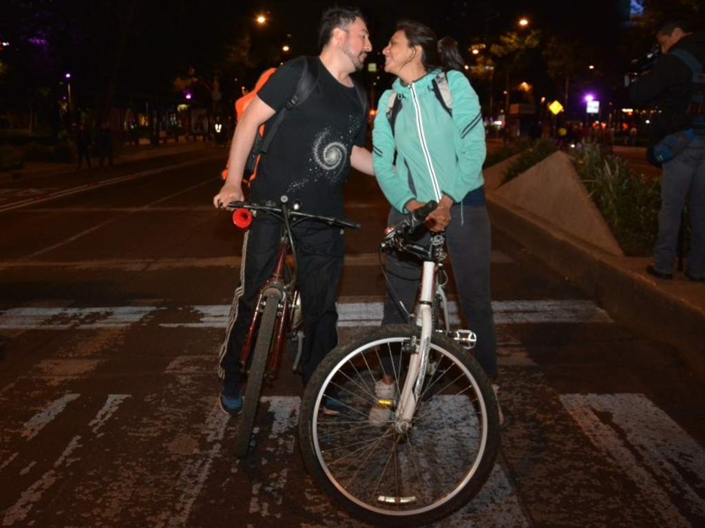 Paseo Nocturno en bicicleta regresa a CDMX por San Valentín Pareja ciclistas