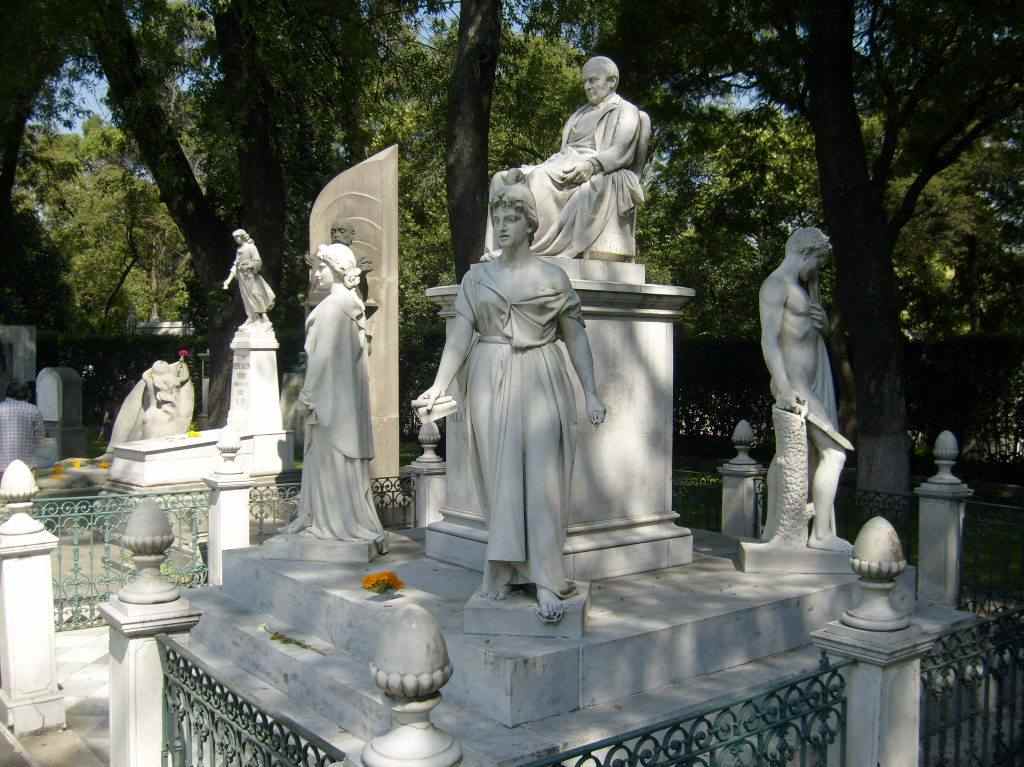tour por los cementerios más célebres de CDMX Panteón de Dolores