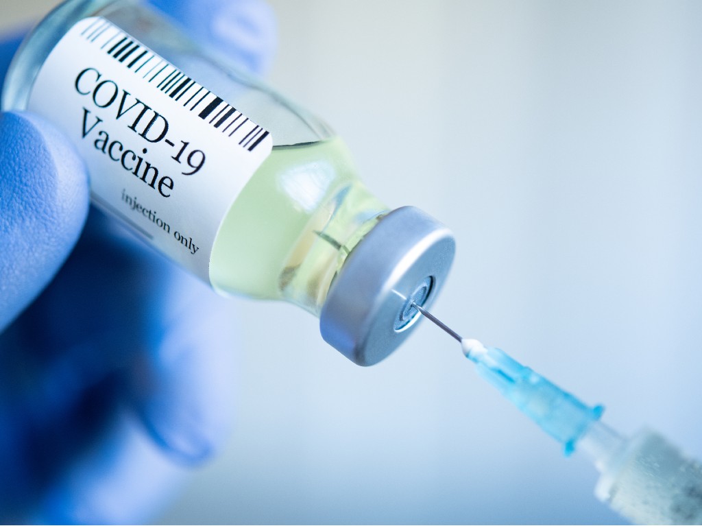 Vacuna contra variantes de covid podría ser desarrollada por Italia jeringa