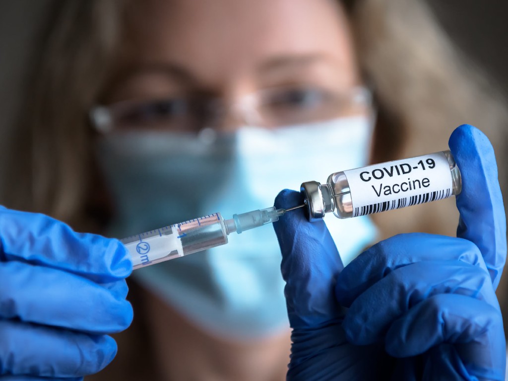 Diseñan una vacuna contra todas las variantes de COVID