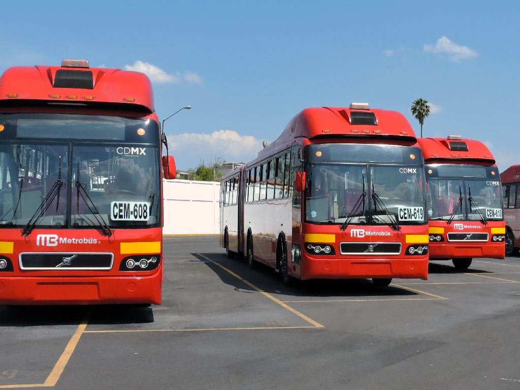 Ampliación de la Línea 4 del Metrobús camiones