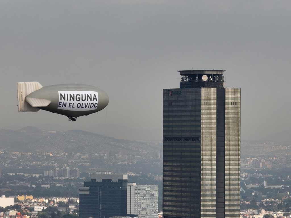 Feministas de manifiestan con un zepelin en CDMX