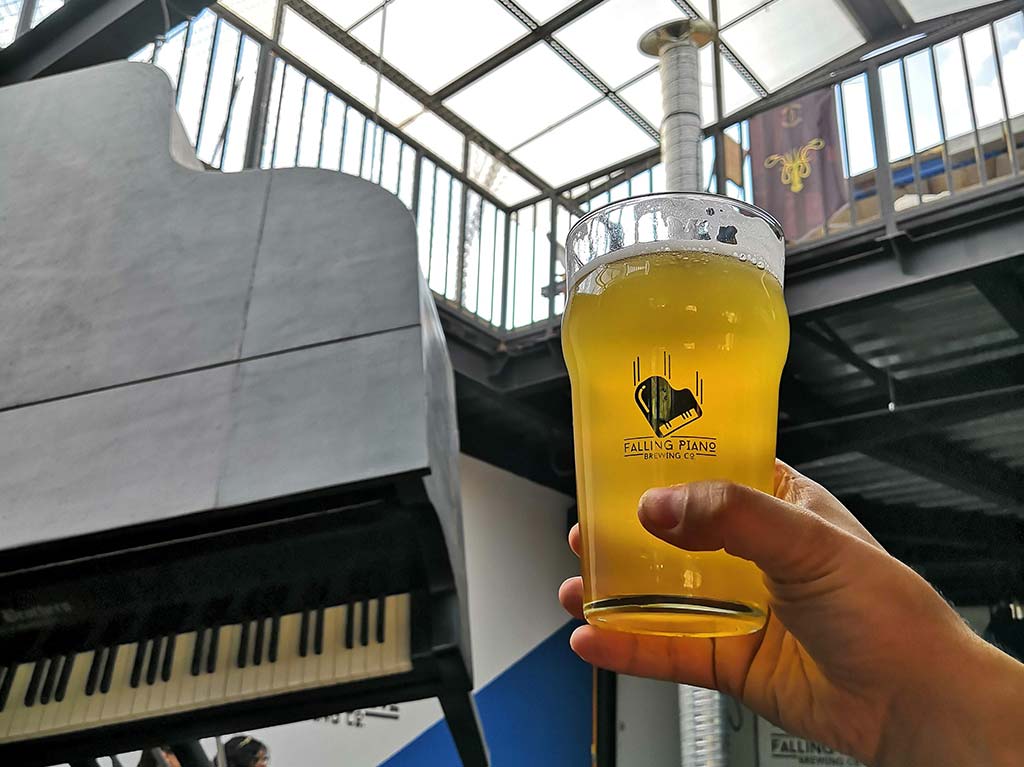 Fiesta sonidera con cerveza en el aniversario de Falling Piano