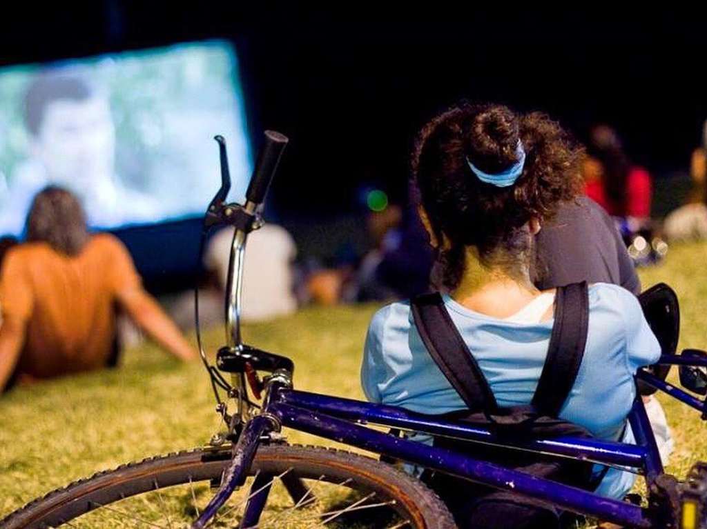 Picnic nocturno y cine sobre ruedas en Chapultepec 2022 Cine en bicicleta