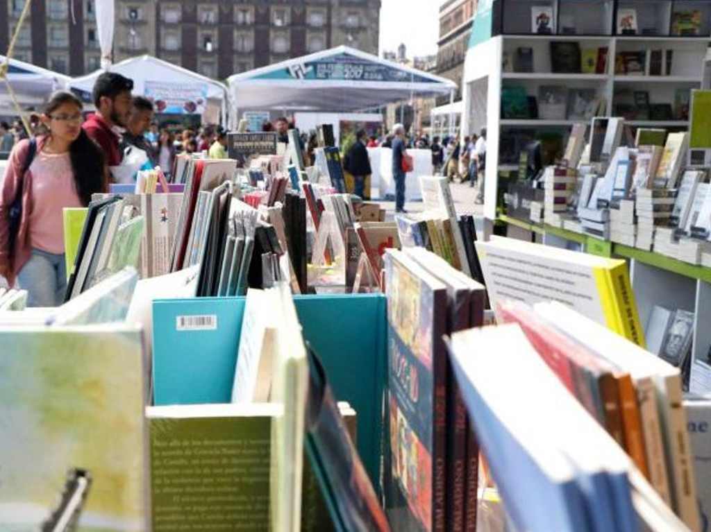 Tendido de libros en el Zócalo con más 15 mil ejemplares Stands