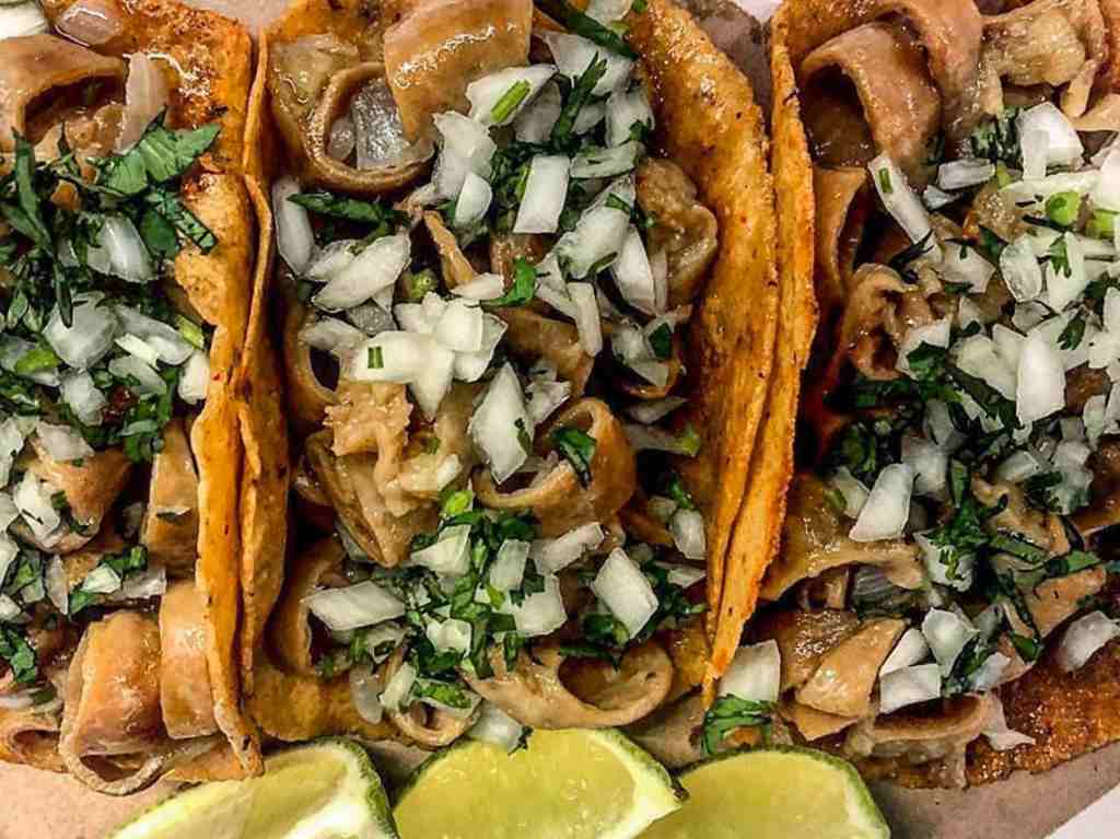 Tostitripas: bolsa de frituras y cinco tacos de tripita dorada Tacos de tripa