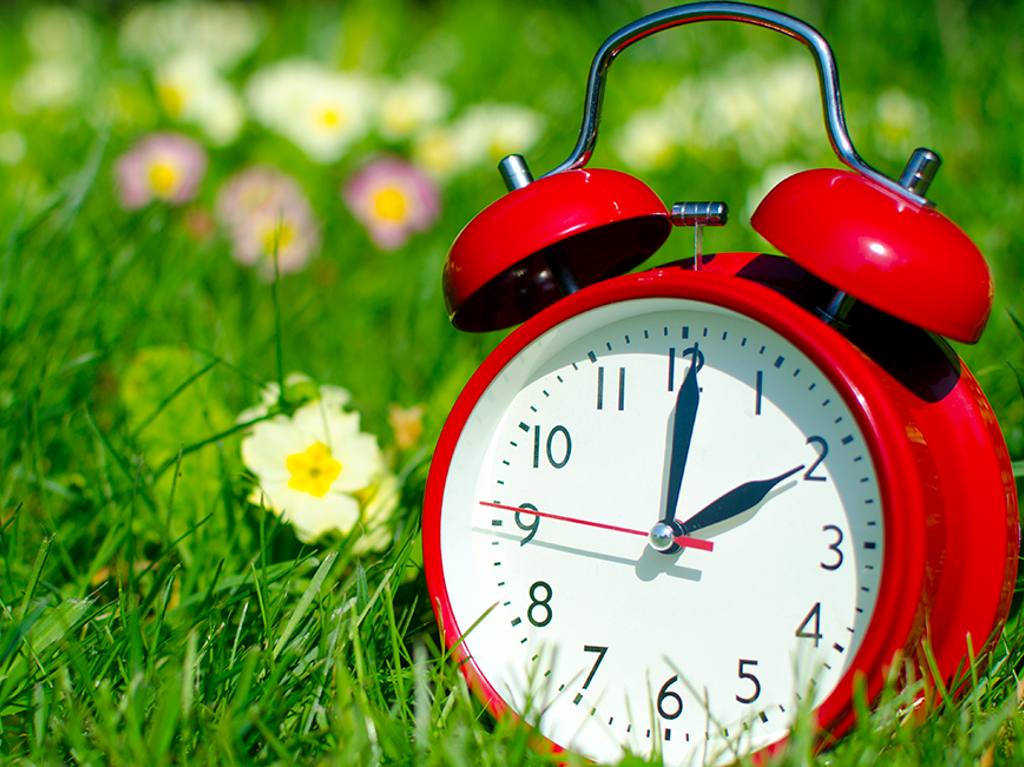 ¡Ya viene el horario de verano! ¿Adelantamos o retrasamos el reloj? rojo