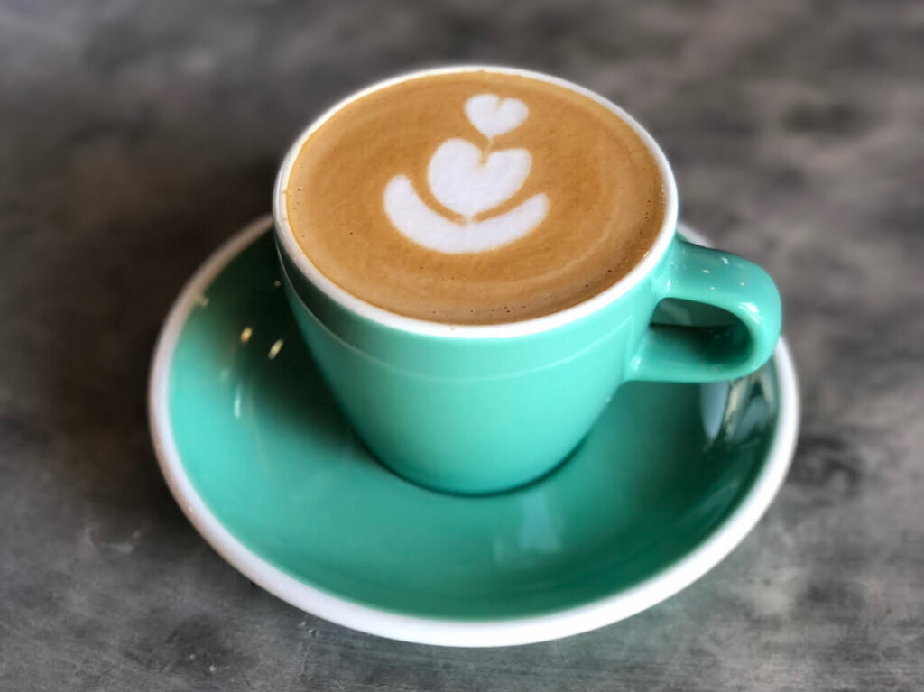 cafeterias-napoles-flat-white-1