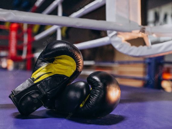 Los Deportes Empaquetan Y Los Guantes De Boxeo Que Cuelgan En Una