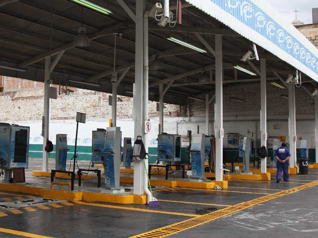 AMLO pondrá a revisión la verificación de autos con base en la NOM-236