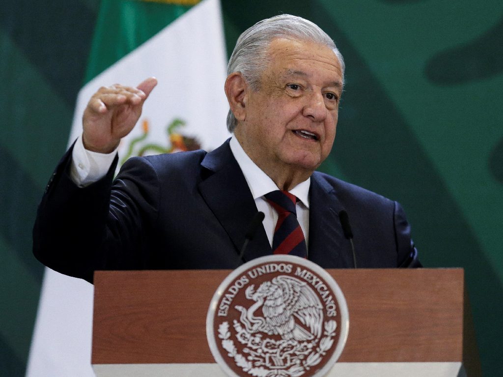 AMLO pondrá a revisión la verificación de autos con base en la NOM-236