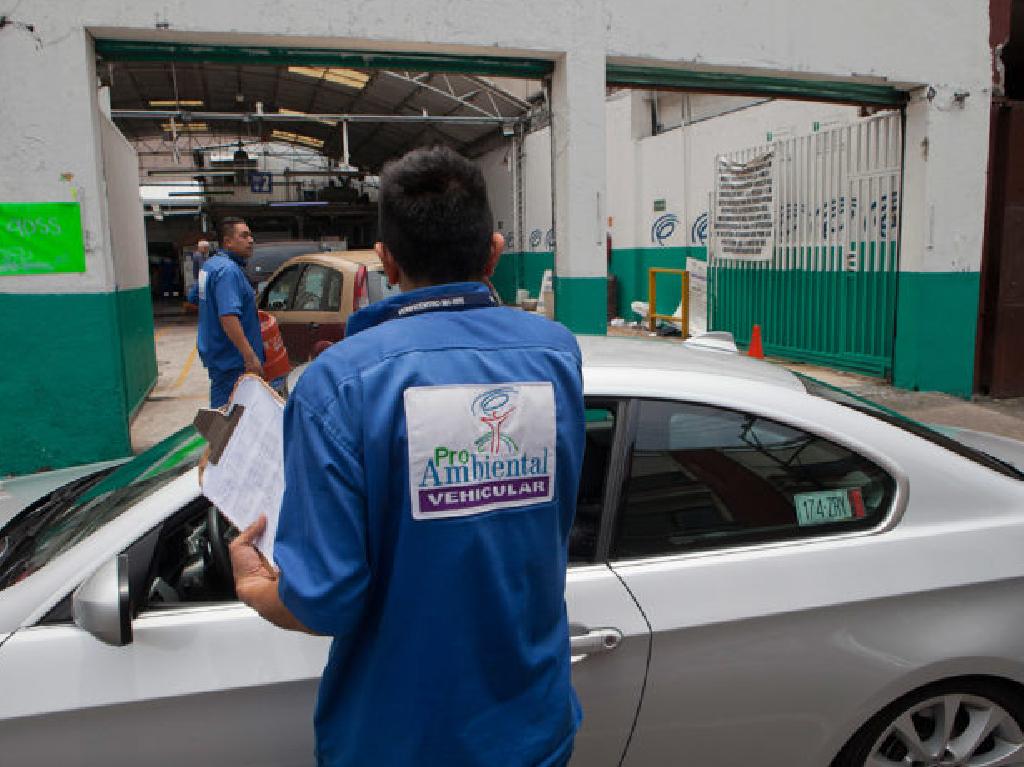 AMLO pondrá a revisión la verificación de autos con base en la NOM-236