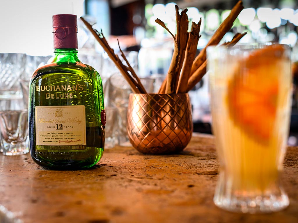 buchanans-come-delicioso-y-refrescate-con-un-rico-coctel-en-compania-de-tus-amigos