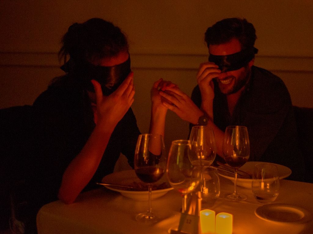 Dining in the Dark: experiencia gastronómica en la oscuridad 