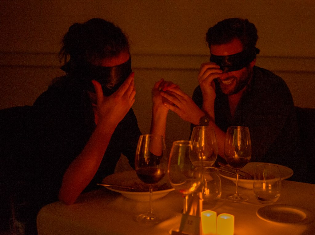 dining-in-the-dark-cena
