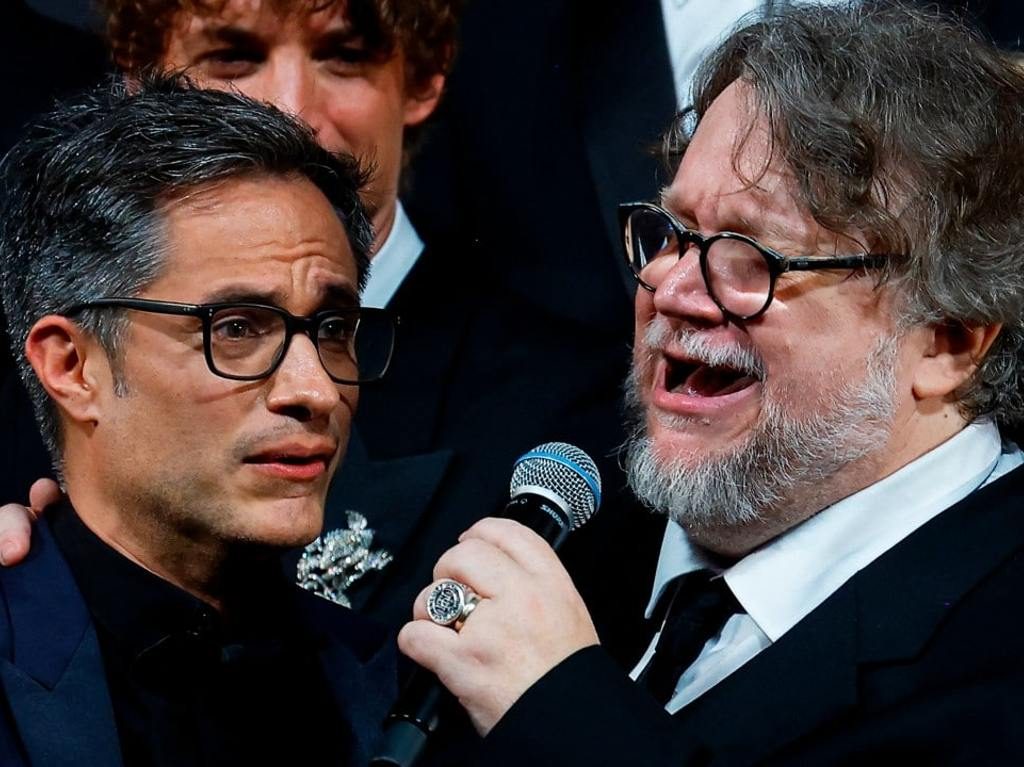 Guillermo del Toro y Gael García cantan una ranchera en Cannes