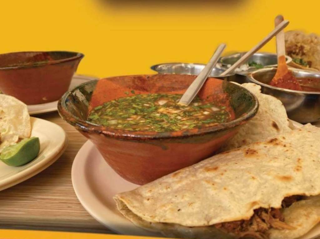 para-comer-beber-cerca-del-estadio-azteca-birria