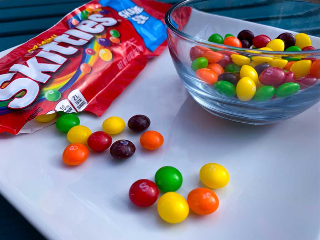 ¡Alerta! Retiran Skittles, Life Savers y Salvavidas por hebra de metal