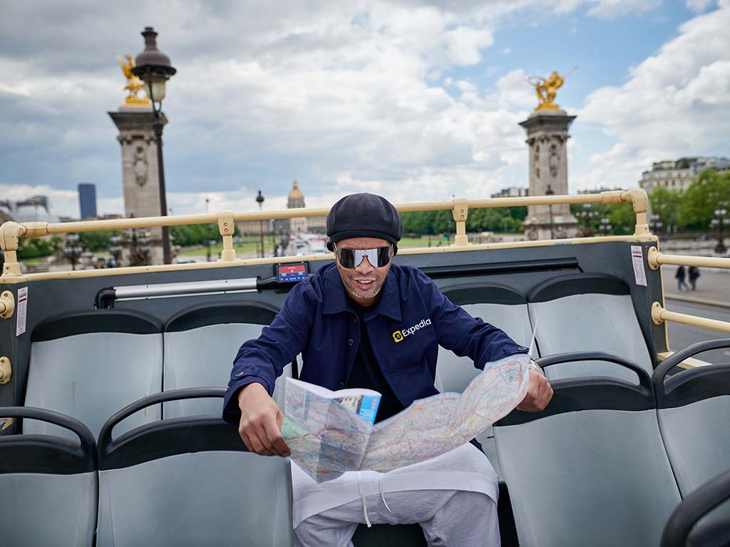 Ronaldinho te lleva en turibús a conocer París con Expedia 0