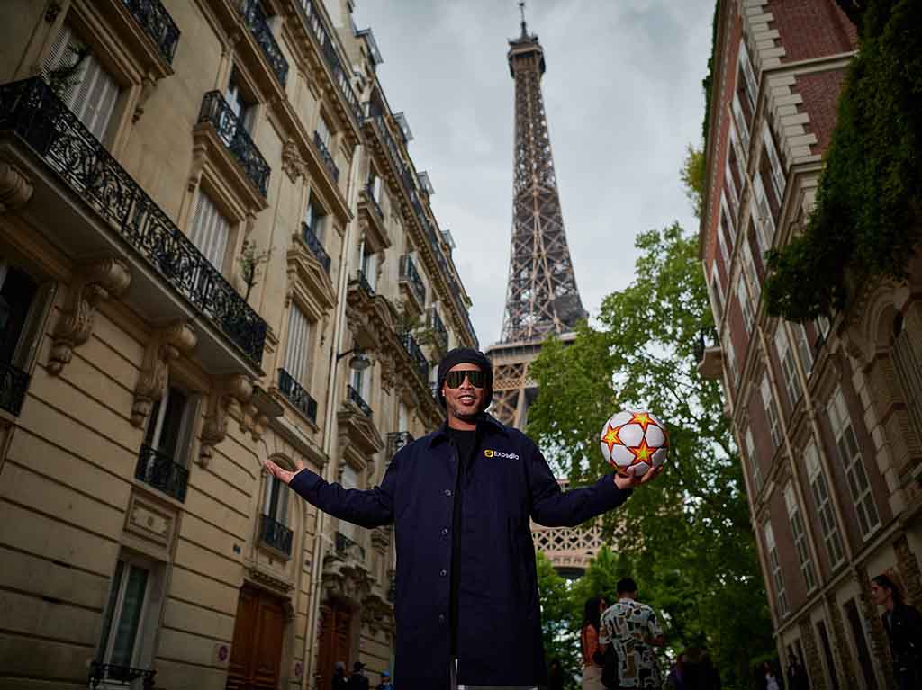 Ronaldinho te lleva en turibús a conocer París con Expedia 1