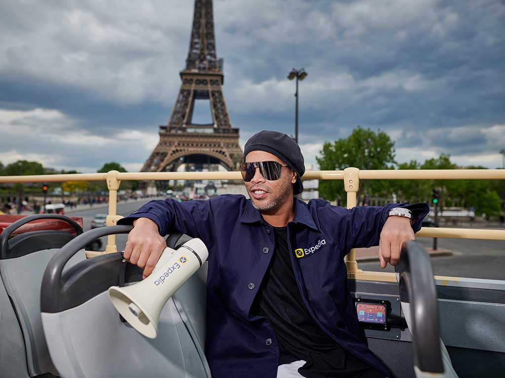 Ronaldinho te lleva en turibús a conocer París con Expedia 2