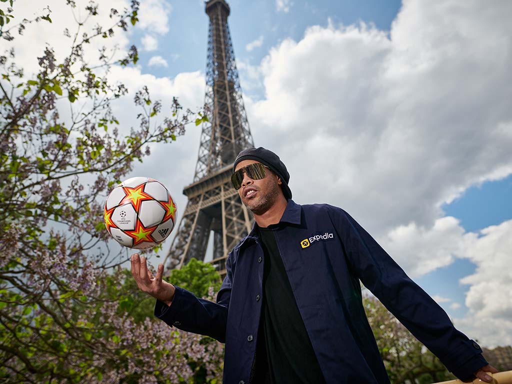 Ronaldinho te lleva en turibús a conocer París con Expedia