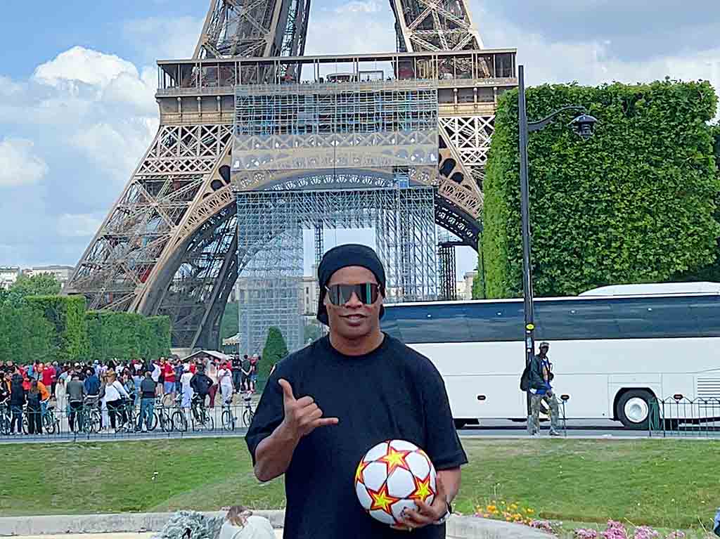 Ronaldinho nos dio un tour por París durante la final de la Champions League