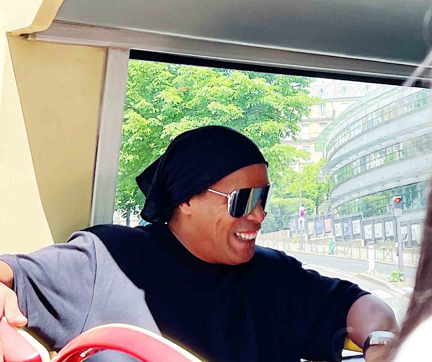 Ronaldinho nos dio un tour por París durante la final de la Champions League 1