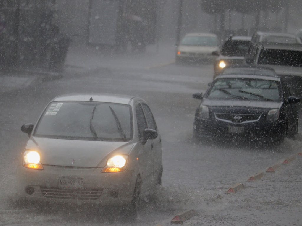 ¡Saca tu impermeable! Habrá lluvias por la tarde-noche en la CDMX carros