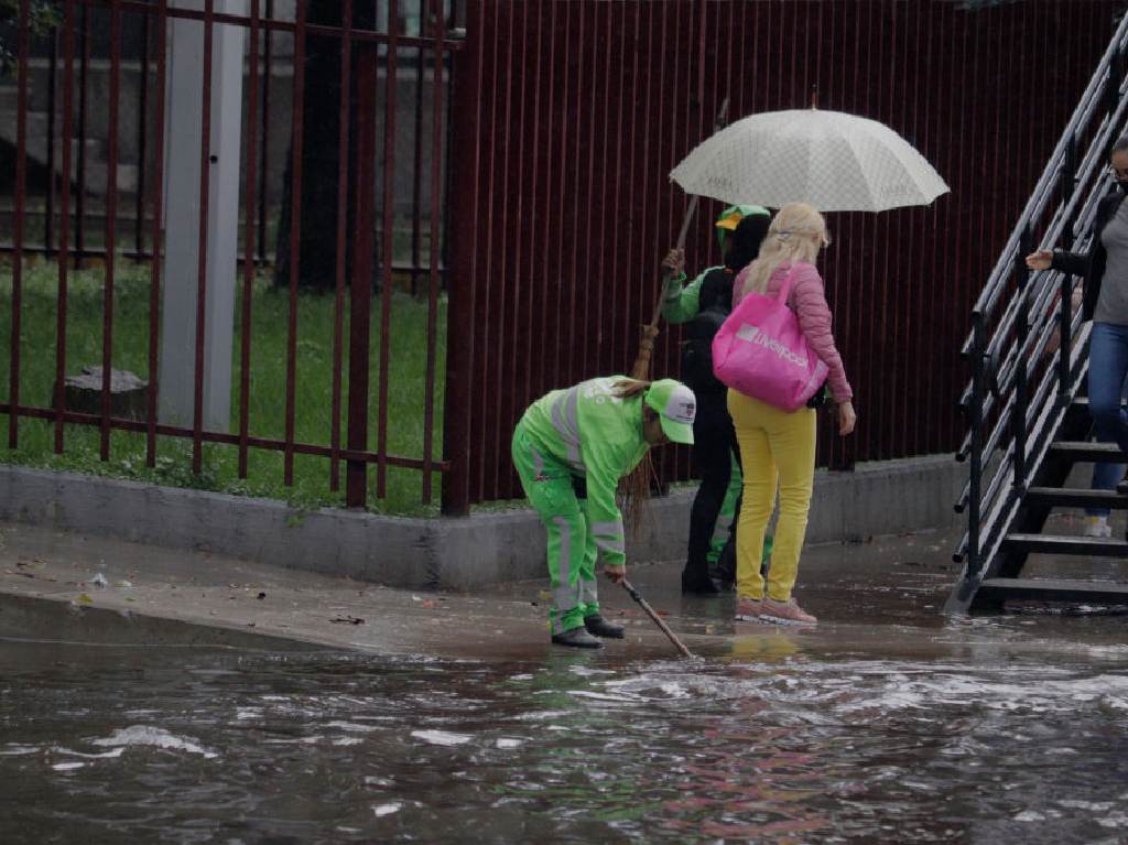 ¡Saca tu impermeable! Habrá lluvias por la tarde-noche en la CDMX charcos