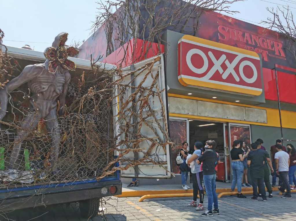 Stranger Things se apodera de CDMX ¡Conoce este OXXO temático!