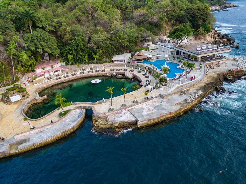 albercas-acapulco-3-destinos-con-playa-ideales-para-vacacionar-esta-temporada