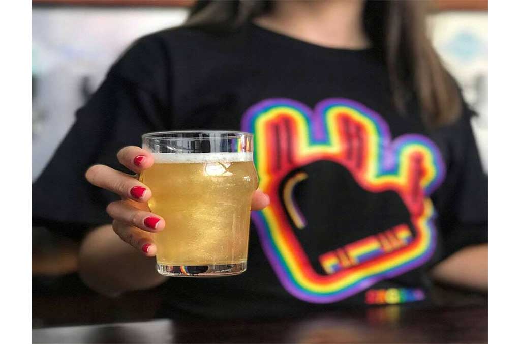 brillemos-la-cerveza-con-glitter-que-celebra-contigo-el-mes-del-pride-1