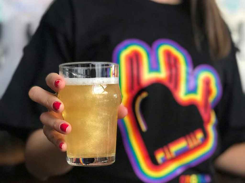 brillemos-la-cerveza-con-glitter-que-celebra-contigo-el-mes-del-pride