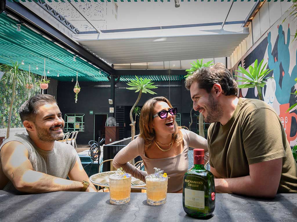 Lánzate a la terraza más exótica de la Roma y disfruta de un drink con amigos