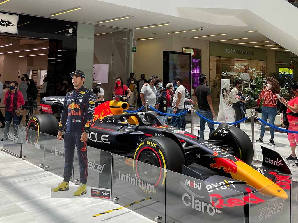 Checo Pérez: El RB18 de Red Bull Racing regresa a Plaza Carso